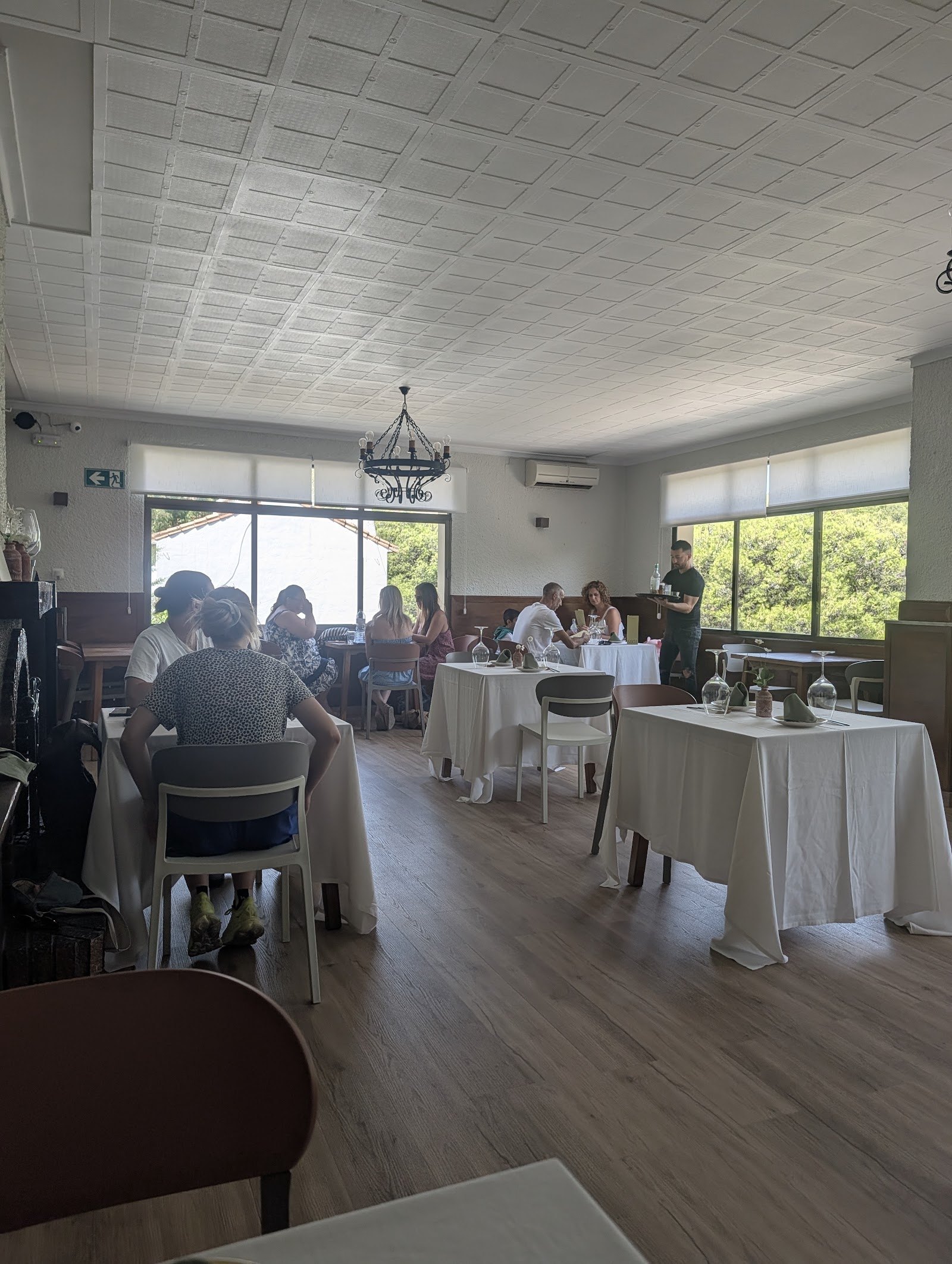 Comedor luminoso del restaurante Savia junto al embalse de El Chorro con mesas llenas